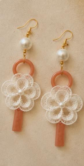Brincos Flor de Ankh: flor de renda branca com pérola, argola e cruz Ankh em resina rosa-terracota, ganchos dourados