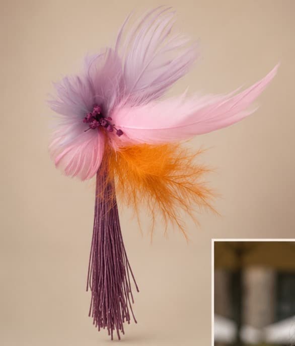 Brinco Flor de Pluma: penas em rosa, lilás e laranja com mini flores secas roxas e franja de fios roxos
