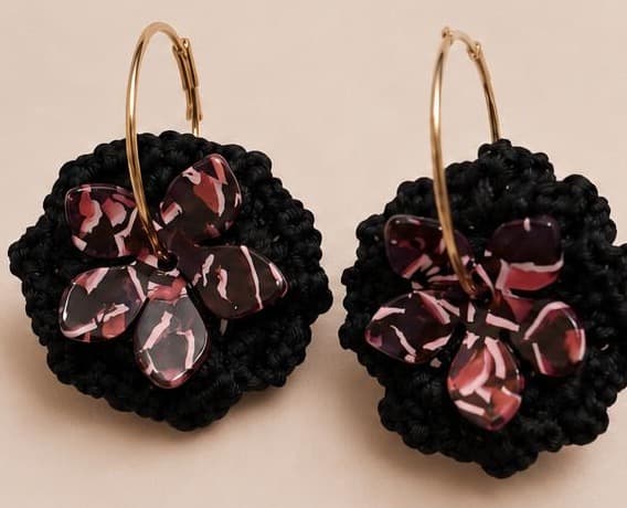 Brincos Hanami: argolas douradas com flor de crochê preta e pétalas rosa-bordô marmoreadas
