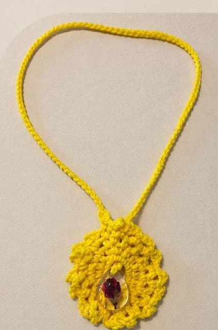 Colar Coração de Âmbar: medalhão em gota de crochê amarelo com cristal facetado vermelho-âmbar ao centro