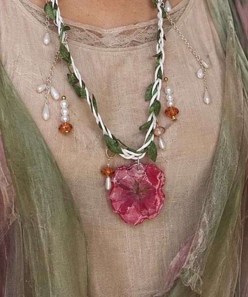 Colar Flor da Alma com cordão entrançado, folhas de crochê, pérolas e flor rosa em resina