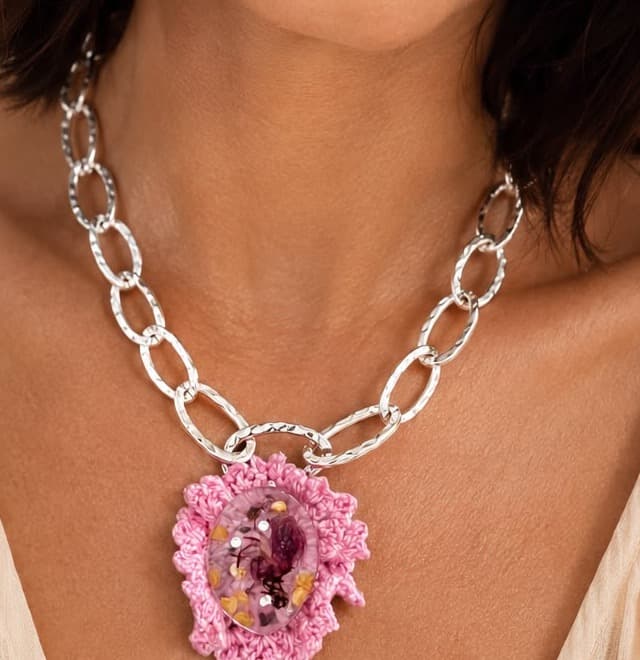 Colar Flor de Escolhas: corrente prateada de elos martelados com flor de crochê rosa e cabochão de resina lilás com flor preservada
