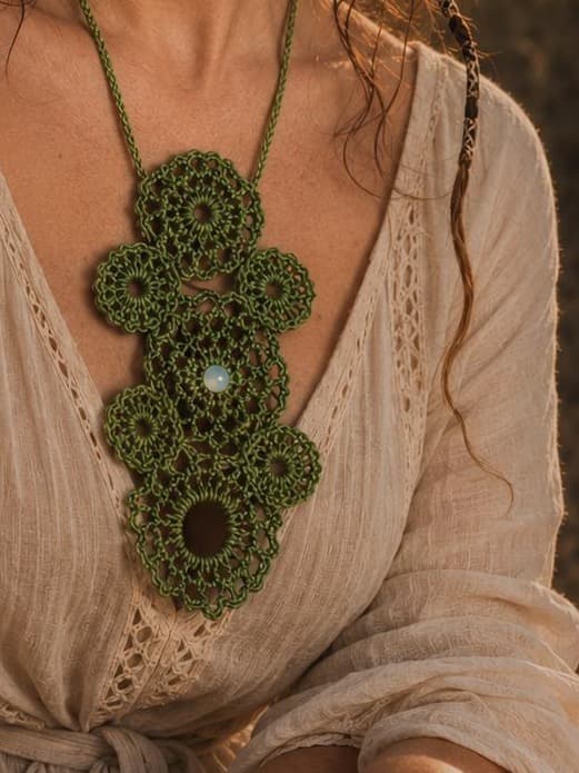 Colar Renda da Mata: colar statement de rosetas de crochê verde com conta opalina central