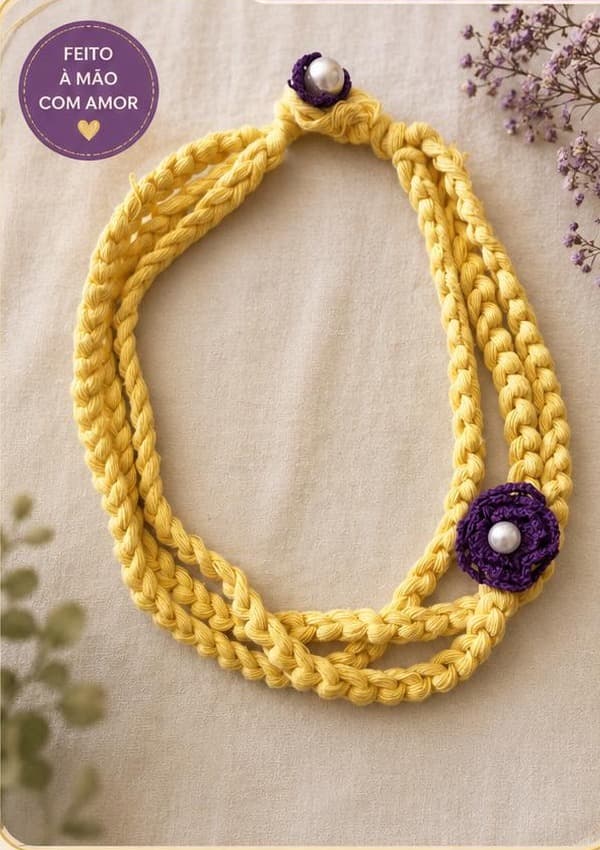 Colar Trança do Sol: três cordões de macramé amarelo com flor de crochê roxa e pérolas