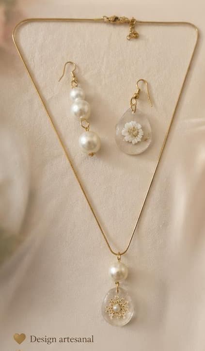 Conjunto Flor do Afeto: colar e brincos com gotas de resina transparente com flor branca e pérolas em corrente dourada