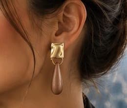 Conjunto Horizonte: brincos de metal dourado quadrado com gota polida em taupe