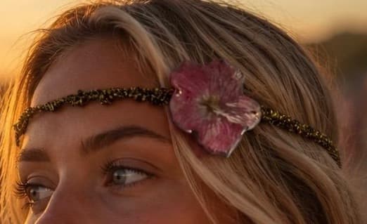 Tiara Flor do Poente: fita de cabeça trançada com missangas e flor rosa natural preservada em resina